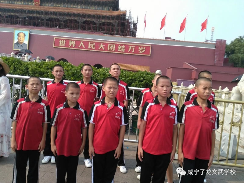 子龍健兒在天安門廣場(chǎng)合影留念
